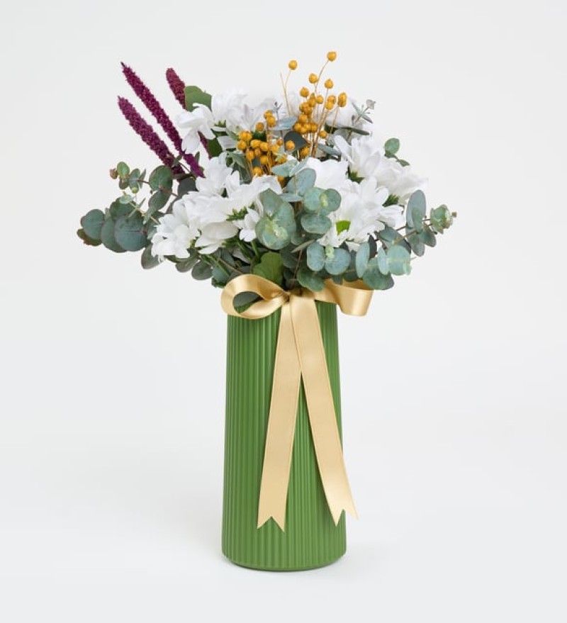 Sarı Kurdeleli Yeşil Polimer Vazoda Beyaz Papatyalar