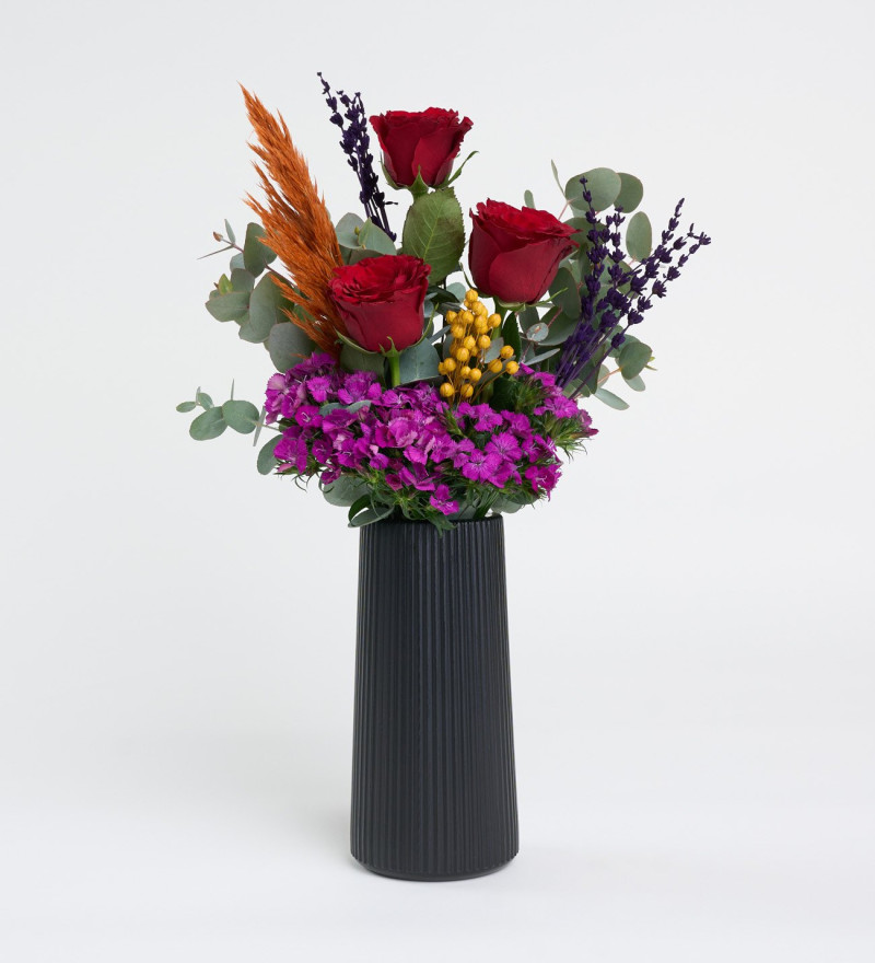 Siyah Çizgili Vazoda 3 Kırmızı Gül ve Hüsnüyusuf